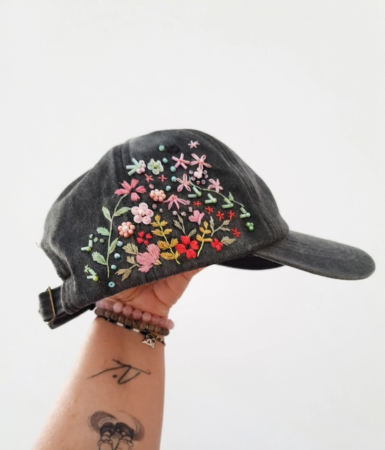 ​Gorra negra bordada a mano con flores y abalorios